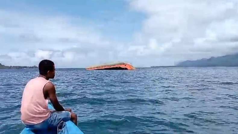 Kapal LCT Terbalik di Sorong, Diduga Mengalami Kebocoran lalu Tabrak Karang