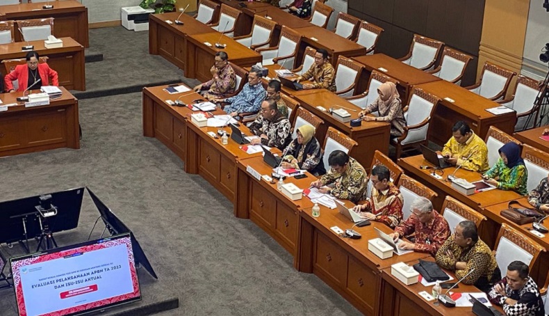 Momen Risma Menangis Dengar Lansia 90 Tahun Hidup Sebatang Kara Tak Dapat Bansos