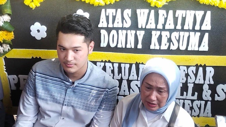 Antar Donny Kesuma ke Peristirahatan Terakhir, Mantan Istri: Kami Sekeluarga Mohon Maaf