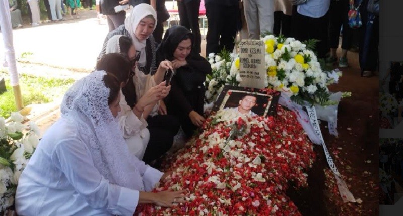 Donny Kesuma Dimakamkan di TPU Tanah Kusir, Tangis Keluarga Pecah saat Jenazah Masuk Liang Lahat