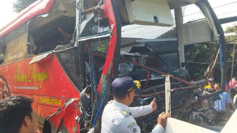 Kecelakaan di Malang, Rem Bus PO Sinar Dempo Blong Tabrak 4 Rumah dan Sejumlah Kendaraan