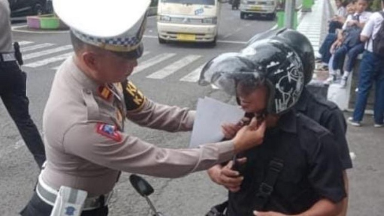 Polisi Tindak 14.629 Pengemudi Mobil-Motor di Jabar, Berkendara Sambil Main HP