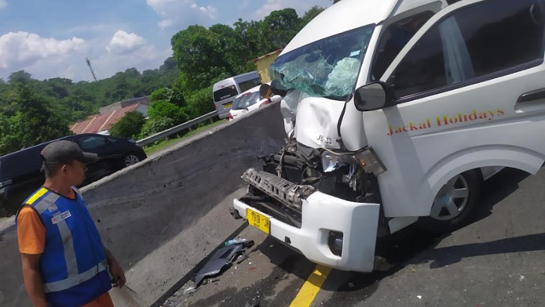 3 Mobil Tabrakan Beruntun di Tol Cipularang, Korban Dilarikan ke RS Abdul Radjak
