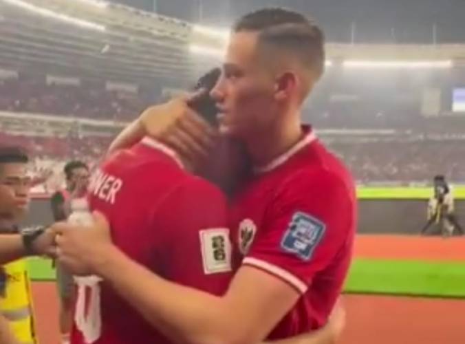 Justin Hubner Menangis usai Bentangkan Poster Mendiang Sahabat, Jay Idzes Langsung Beri Pelukan