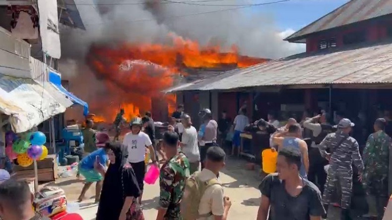 Kebakaran di Pasar Padeldela Halmahera Timur, Ratusan Kios dan Puluhan Ruko Hangus
