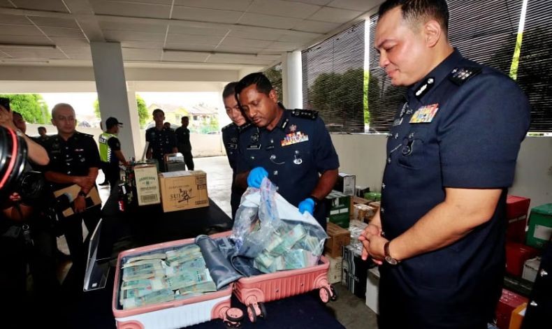 Heboh! Sekuriti Temukan Koper Berisi Uang Tunai Rp1,6 Miliar di Taman Mal