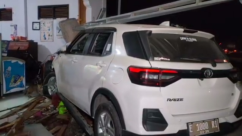 Toyota Raize Tabrak 2 Motor dan Warung di Jalur Pantura Indramayu, 3 Orang Dilarikan ke RS
