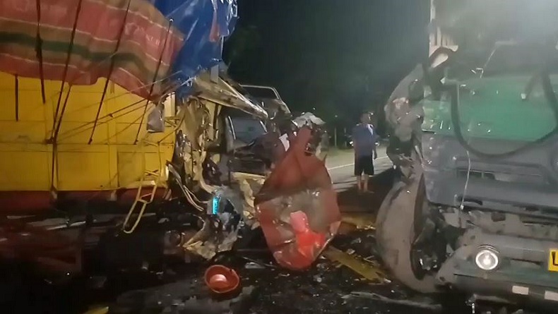 Kecelakaan Adu Banteng Truk dan Trailer di Jalan Ngawi-Madiun, 2 Sopir Terjepit