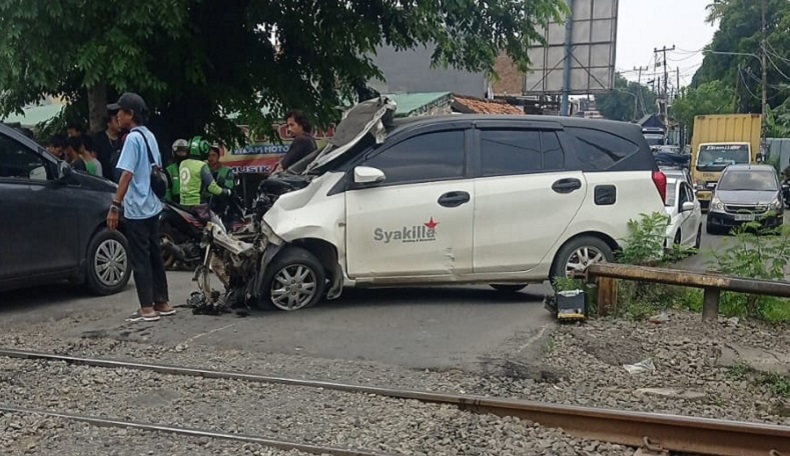 KA Airlangga Tabrak Mobil di Pelintasan Stasiun Bekasi-Tambun