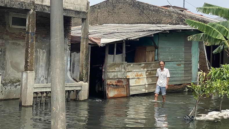 Permukiman Tegal Alur Jakbar Masih Tergenang Banjir, Air Sebetis Orang Dewasa