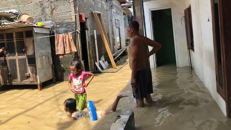 Kampung Lebak Bekasi Banjir, Tak Kunjung Surut meski Panas Terik