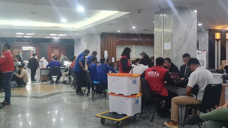 Potret Kesibukan di Gedung MK hingga Tengah Malam di Hari Terakhir Pengajuan PHPU