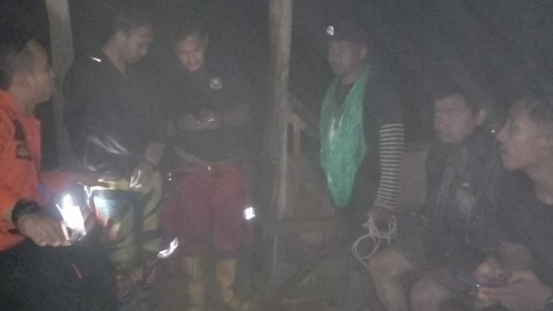 Terjebak Cuaca Buruk saat Motoran di Bukit Hambalang, 2 Pria Dievakuasi Tim SAR