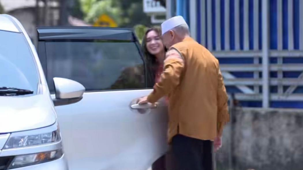 Sinopsis Tukang Bubur Pengen Naik Haji Episode 26 Maret 2024: Gosip Baru! Laras Jalan Sama Mujidin