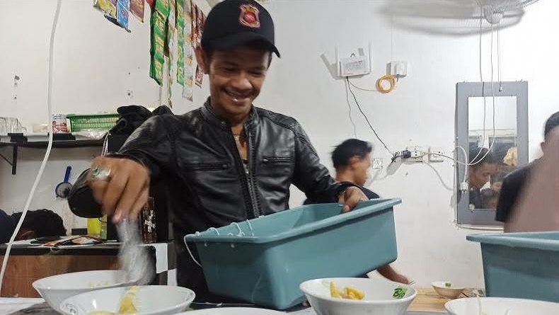 Kisah Samsul, Rintis Usaha Bakso hingga Sukses Ubah Nasib Pengamen dan Gelandangan