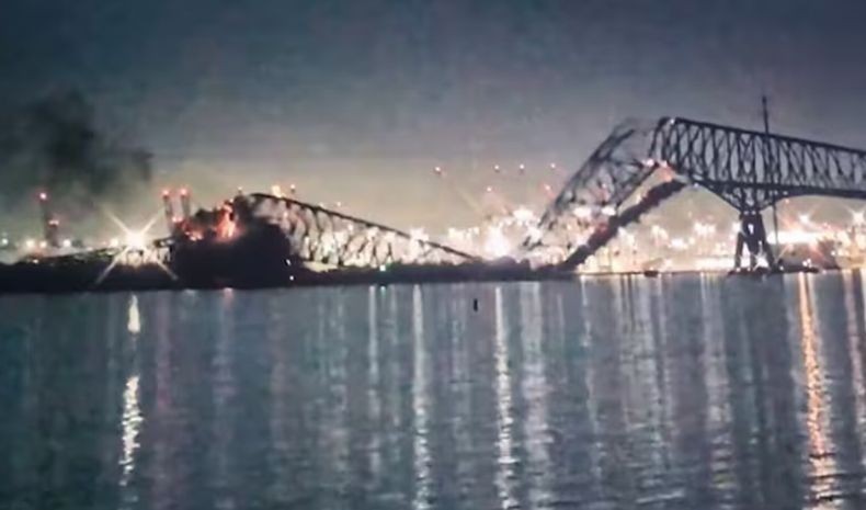 Jembatan 3 Km di Maryland AS Ambruk Setelah Ditabrak Kapal Kargo
