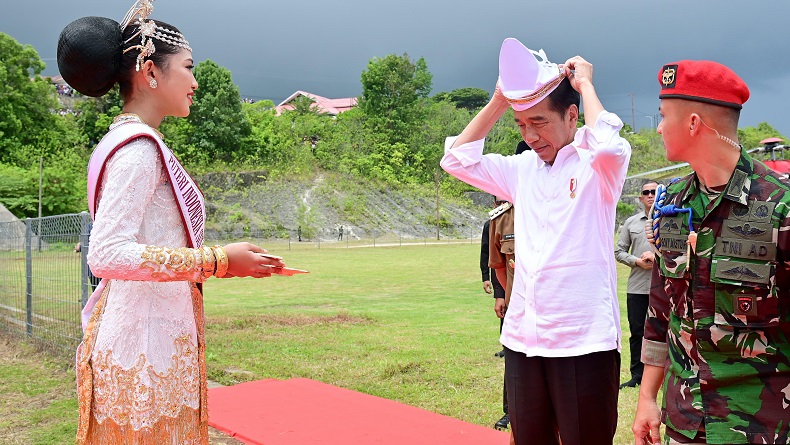 Presiden Jokowi Tiba di Banggai Kepulauan, Disambut Ketua Adat dan Masyarakat