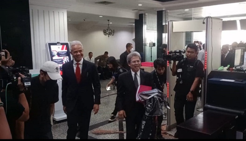 Ganjar dan Mahfud Dampingi Tim Hukum Ikuti Sidang Perdana PHPU Pilpres di MK