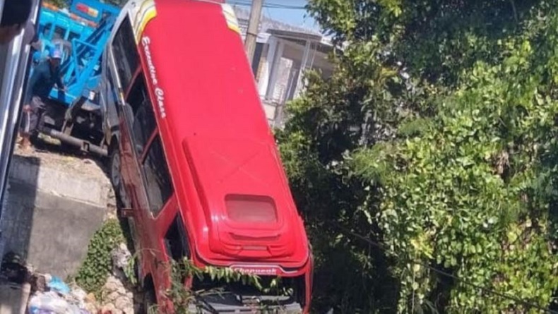 Minibus Terperosok ke Sungai di Sampang gegara Sopir Mengantuk, 6 Penumpang Selamat