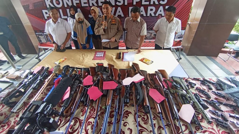 Simpan dan Jual Senjata Api Ilegal Berbagai Jenis, IRT di Bandung Ditangkap Polisi