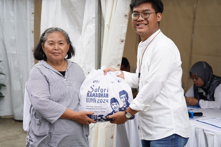 TASPEN Bagikan Ribuan Sembako melalui Pasar Murah dan Bazar UMKM