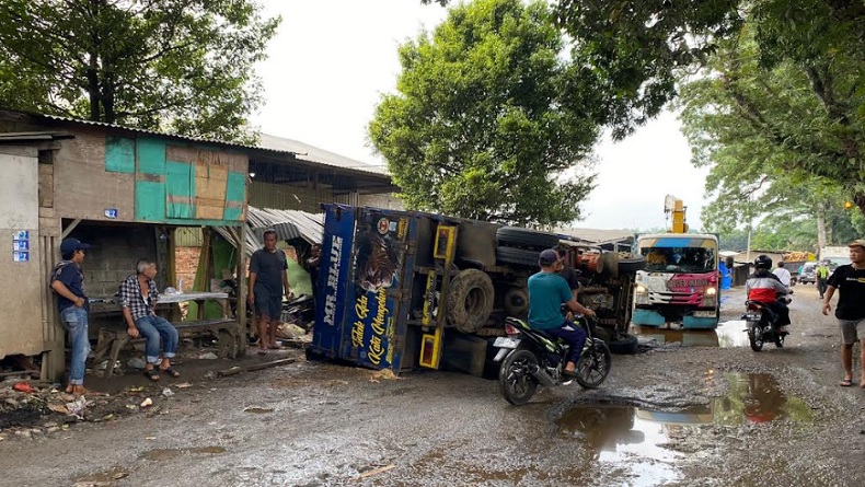 Truk Angkut Kayu Gelondongan Terguling di Pangleseran Sukabumi
