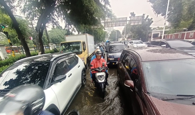 Hujan Deras, Jalan Lenteng Agung Tergenang hingga Bikin Macet