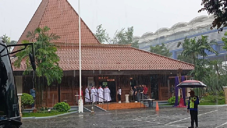 Hujan Tak Surutkan Semangat Umat Kristiani di Cilandak Beribadah saat Jumat Agung