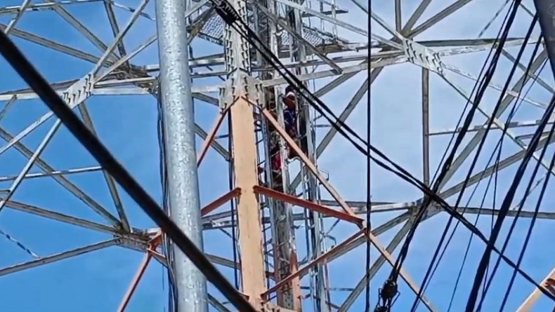 Bocah di Mamuju Tengah Naik Tower Setinggi 40 Meter, Dibujuk HP agar Mau Turun