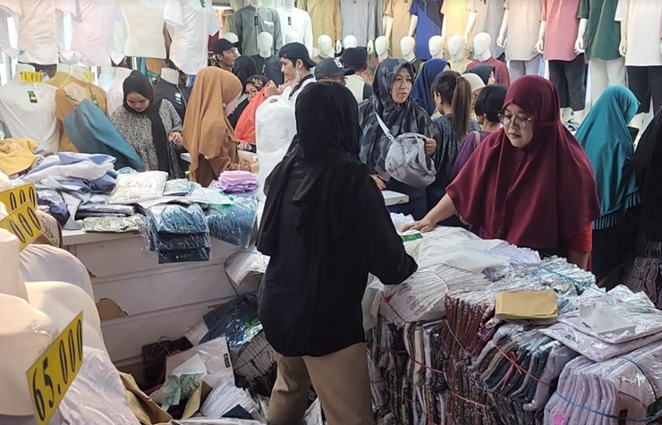 Omzet Pedagang Baju di Pasar Tanah Abang Naik 80 Persen Jelang Lebaran