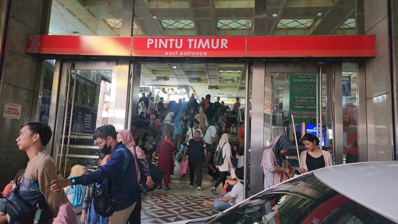 Pasar Tanah Abang Dibanjiri Pengunjung 2 Minggu Jelang Lebaran
