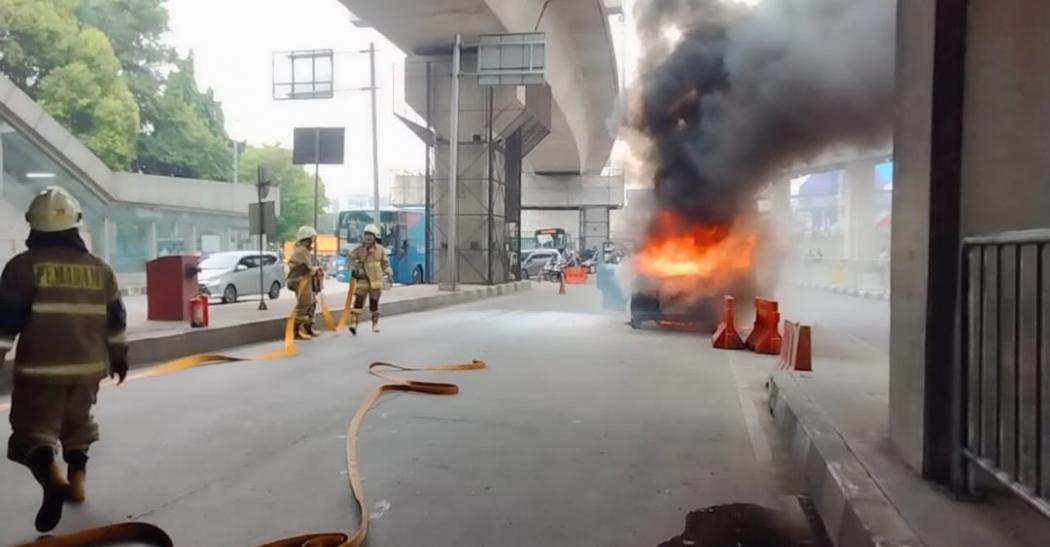 Angkot Terbakar di Lebak Bulus, Diduga Akibat Selang BBM Bocor
