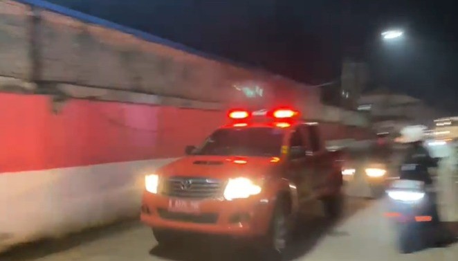 Mobil Ambulans Dikerahkan di Sekitar Lokasi Kebakaran Gudang Amunisi