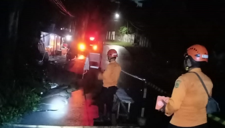 Jalan Raya Mukodi Babakan Madang Bogor Amblas, Kendaraan Berjalan Bergantian
