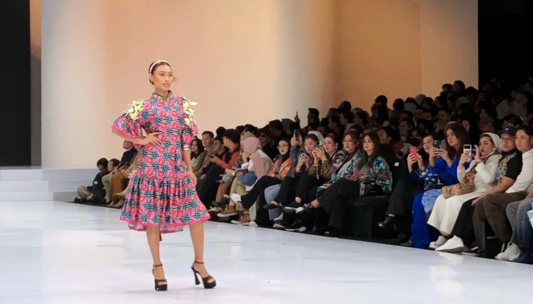 Novia Bachmid Jadi Model Dadakan di Hari Terakhir IFW 2024, Tampil Atraktif dengan Dress Penuh Motif