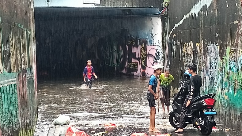 Akses Jalan Underpass Dipo KRL Depok Banjir, Bocah Asyik Berenang