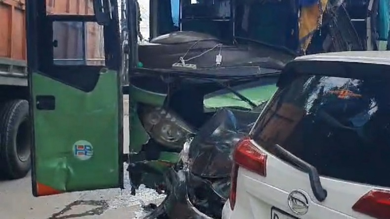 Kecelakaan Beruntun Terjadi di Jalan Transyogi Bogor, Libatkan 6 Kendaraan