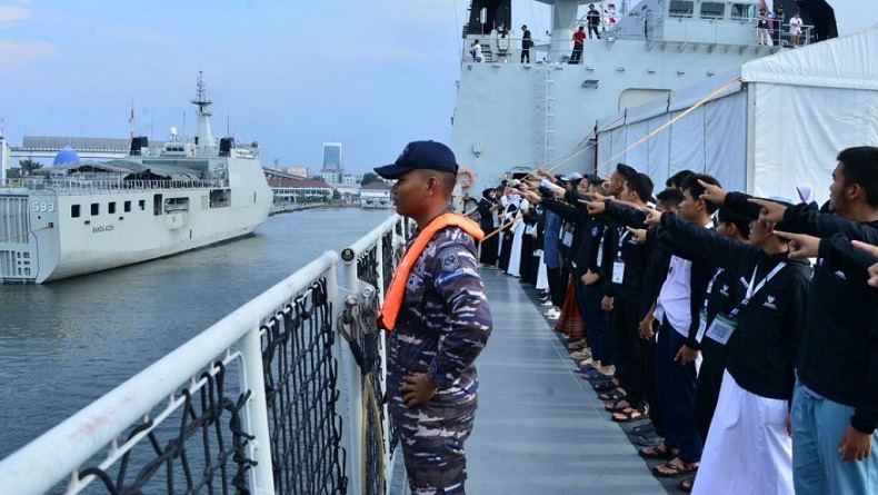 Suasana Pesantren Kilat di Kapal Perang TNI AL, Siswa Antusias Ikut Berlayar