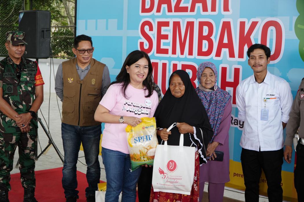 Perempuan Jenggala Kodam Mulawarman Gelar Pasar Sembako Murah di Penajam Paser Utara
