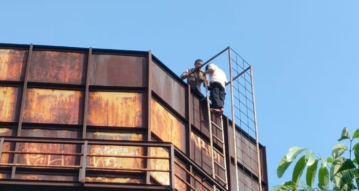 Ngambek Tak Dibelikan HP, Pria 23 Tahun di Bogor Nekat Panjat Tower