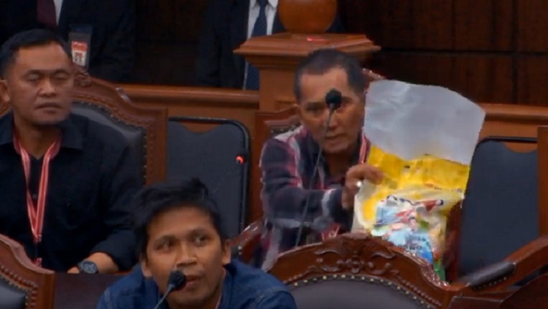 Saksi Perlihatkan Bansos Bergambar Prabowo-Gibran di Sidang MK, Sebut Dipaksa Coblos 02