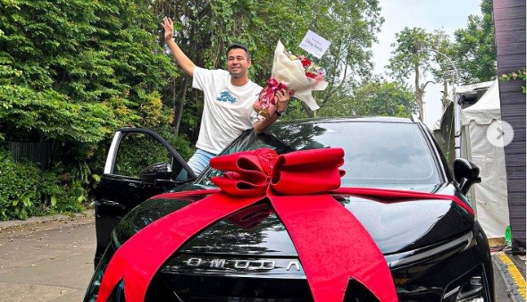 Pamer Mobil Listrik Baru, Raffi Ahmad Geram Dikaitkan dengan Suami Sandra Dewi