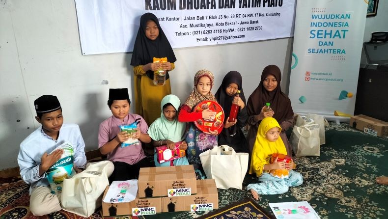 Warga Bantargebang Bersyukur Terima Bantuan Sembako dari MNC Peduli