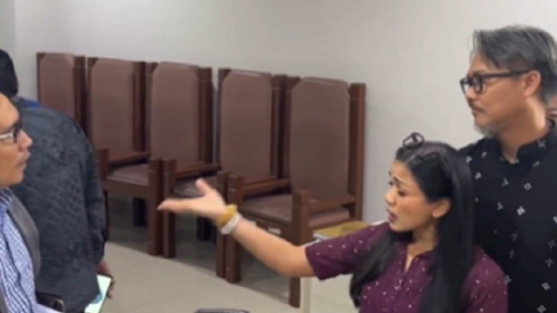 Momen Nirina Zubir Ribut dengan Pengacara Mantan ART Ibunya Usai Sidang di PTUN