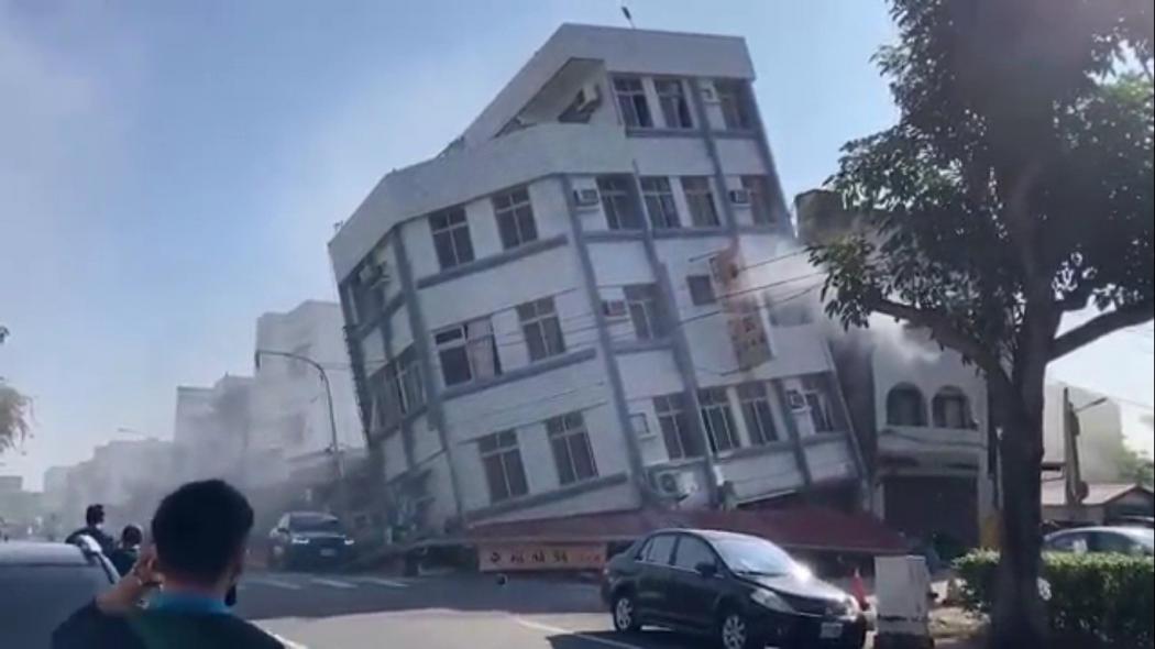 Viral Video Penampakan Gedung-Gedung Ambruk akibat Gempa Dahsyat Taiwan