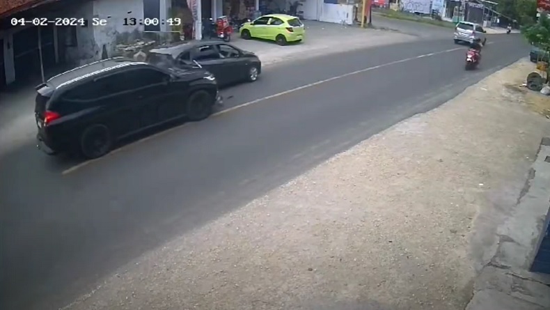 Detik-Detik 3 Mobil Kecelakaan Karambol di Pamekasan Terekam CCTV 