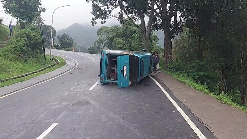 Mobil Travel Rombongan Pemudik Terguling di Jalur Gentong Tasikmalaya, 1 Tewas 9 Luka