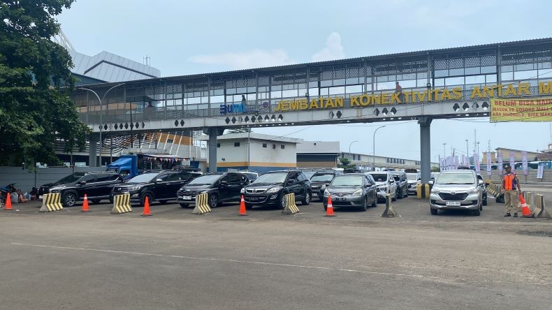 Pelabuhan Merak Dipadati Pemudik, Mayoritas Berpelat B