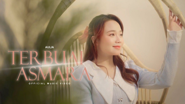 Sukses sebagai Penyanyi Dangdut, Kini Aulia Mulai Merambah Lagu Berbahasa Asing! Download GRATIS Semua Lagunya Hanya di TREBEL!