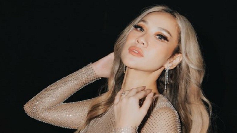 Gaya BCL Masak Rendang Jelang Persiapan Lebaran, Santai Pakai Kaos